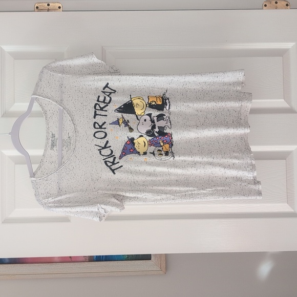 🔴Licensed Halloween t-shirt euc - Picture 2 of 4